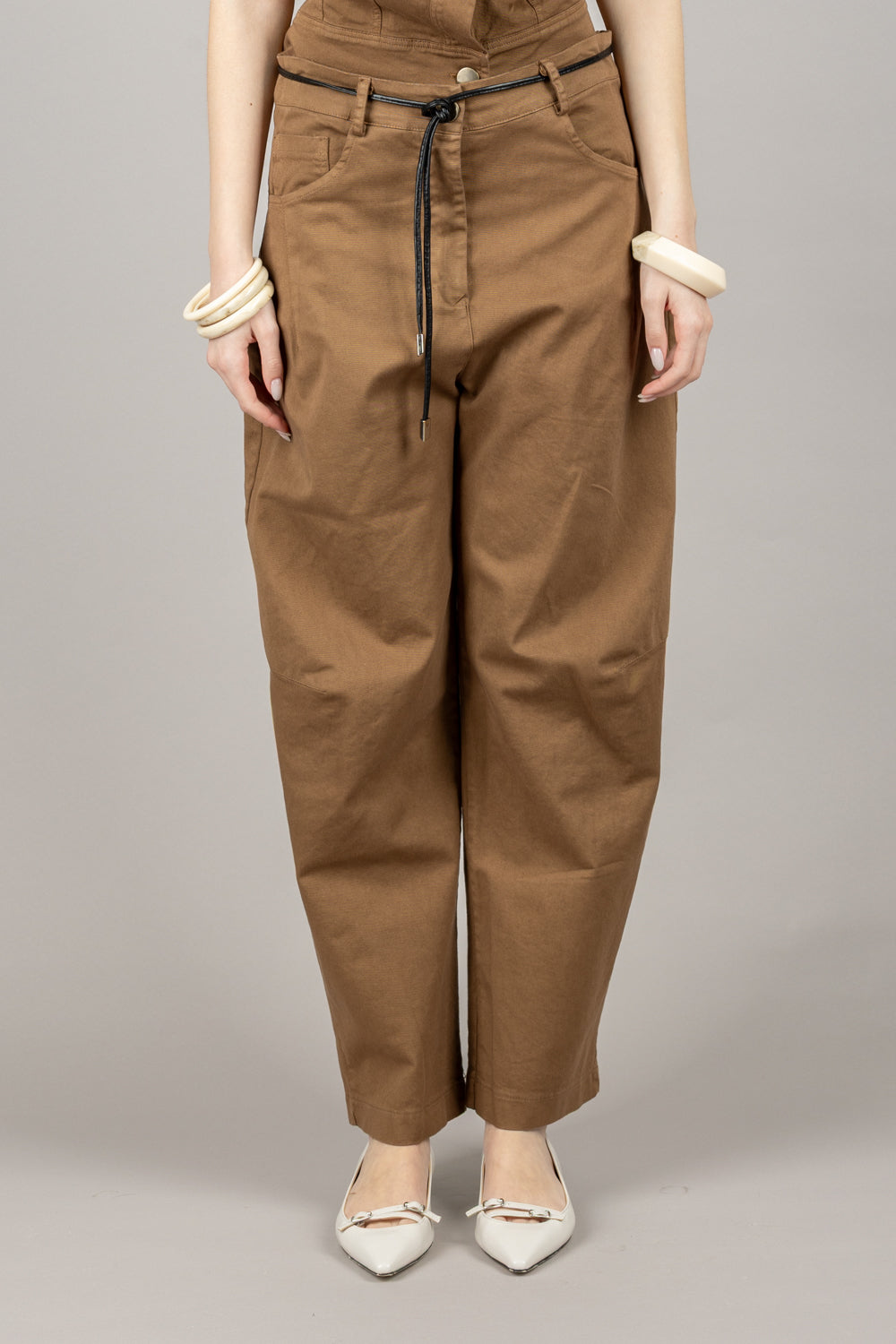 VICOLO - TD1490 - PANTALONE CARROT CON CINTA FINA