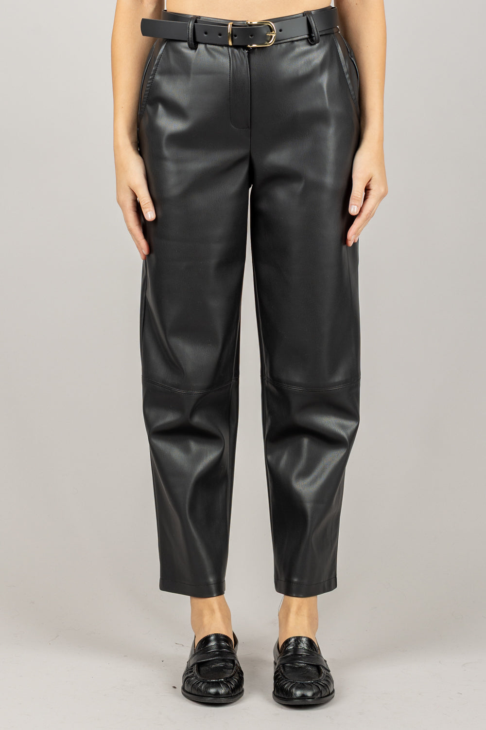 TENSIONE IN - 26P1176 - PANTALONE CARROT IN ECOPELLE