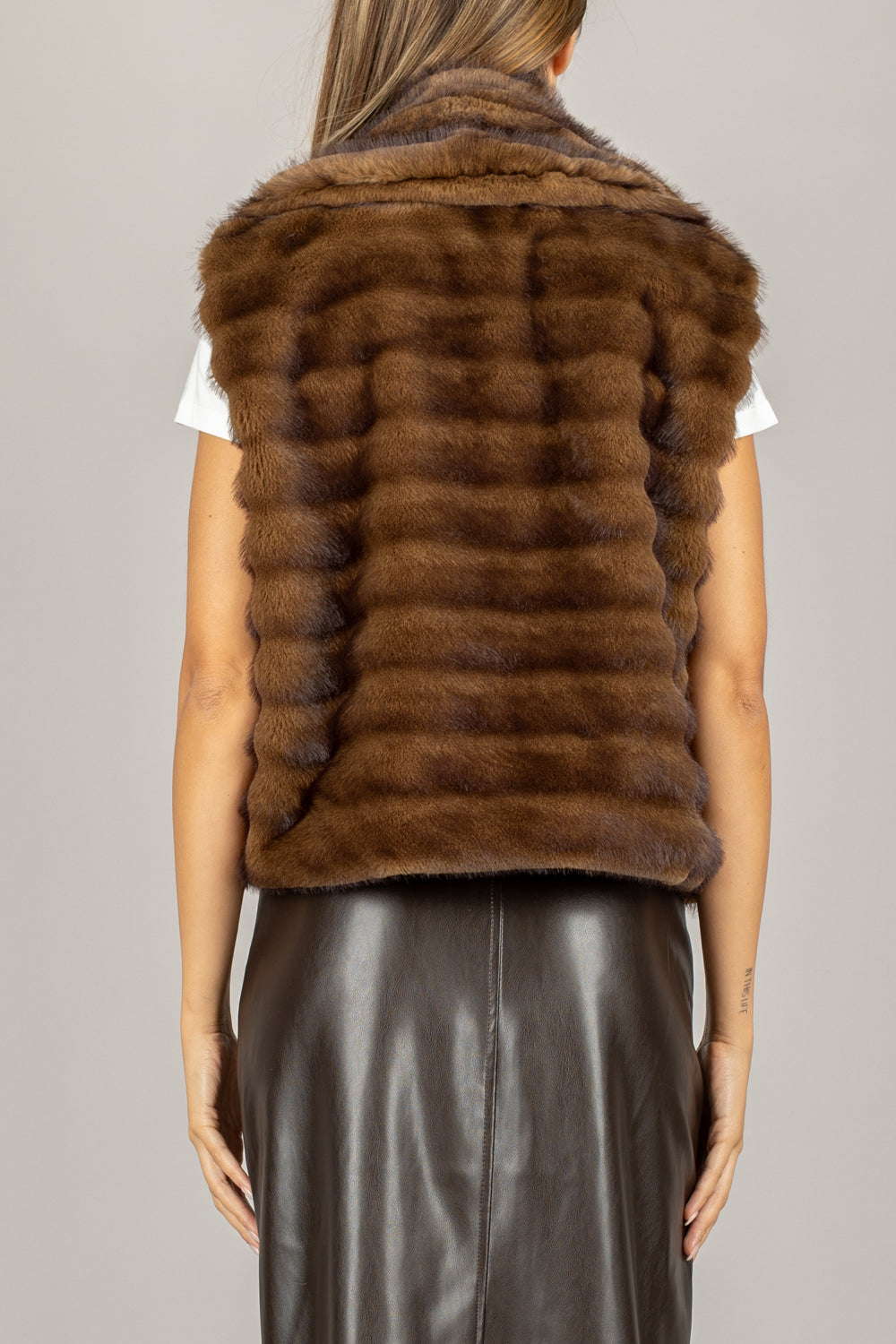 TENSIONE IN - W25J533 - GILET ECOPELLICCIA CON SPILLA