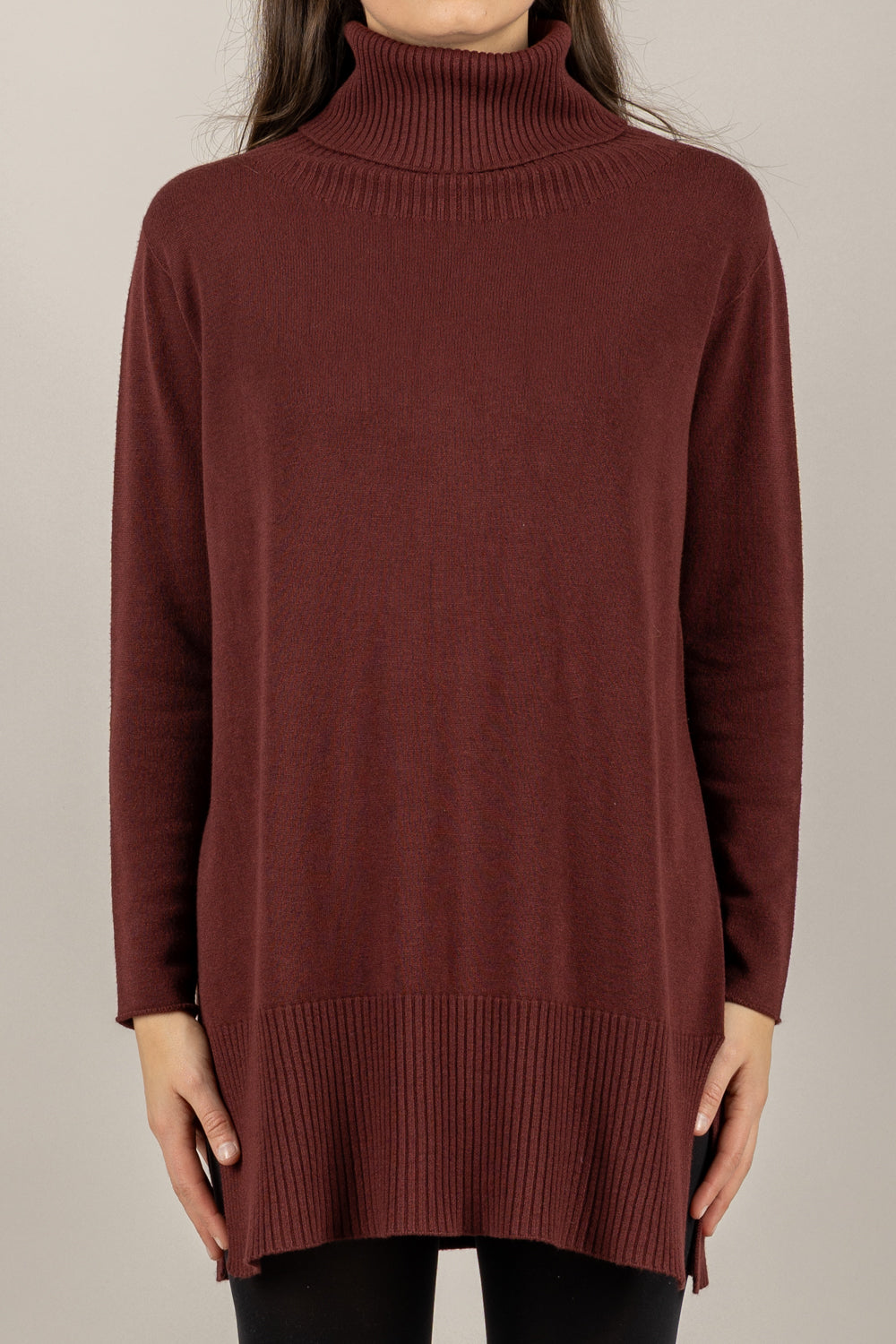 VICOLO - 77340F - MAGLIA LUNGA COLLO ALTO CON SPACCHETTI