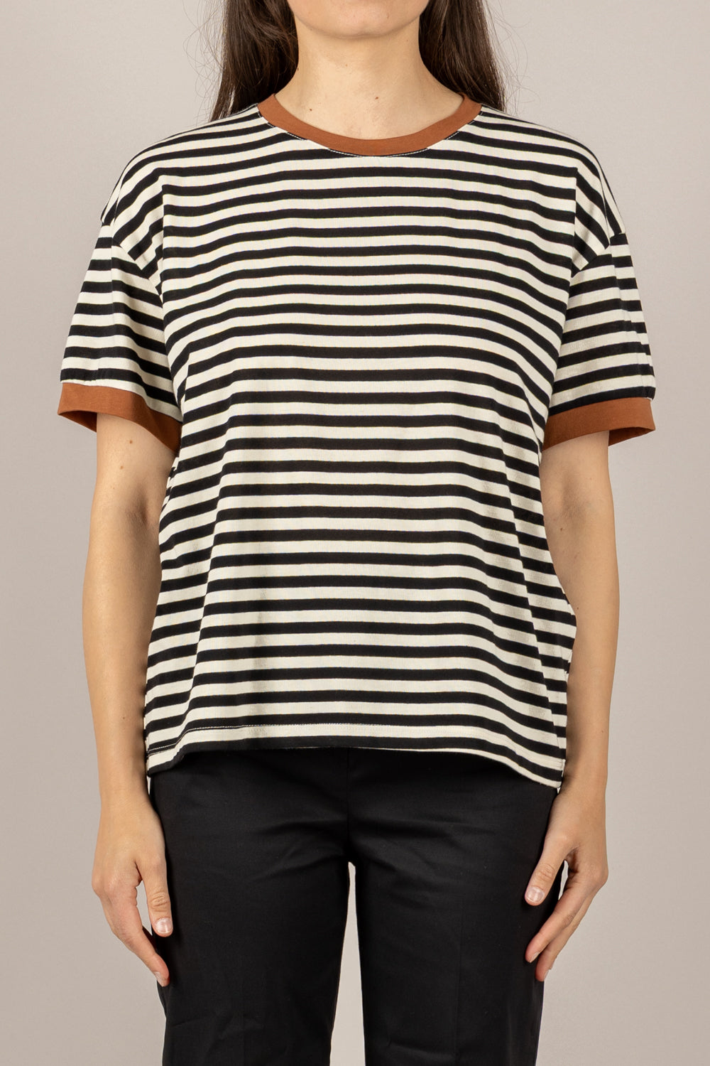 TENSIONE IN - 26M4893 - T-SHIRT RIGATA CON PROFILI A CONTRASTO PANNA/NERO/TABACCO