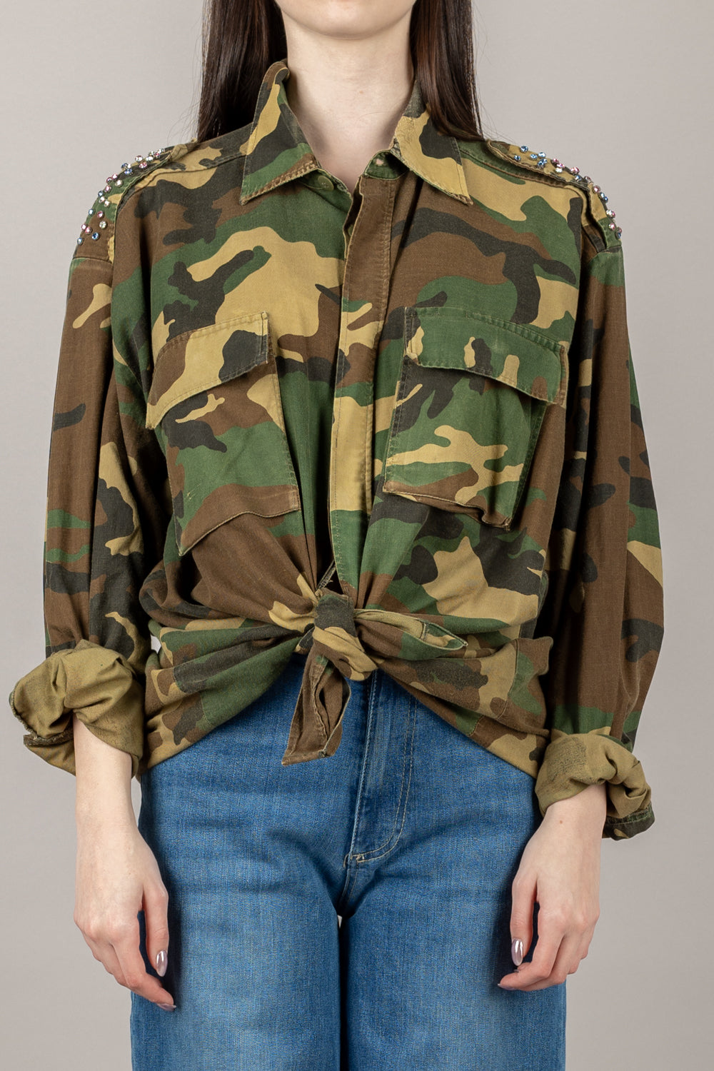 VICOLO - RD0799 - GIACCA CAMOUFLAGE CON TASCHE E APPLICAZIONI