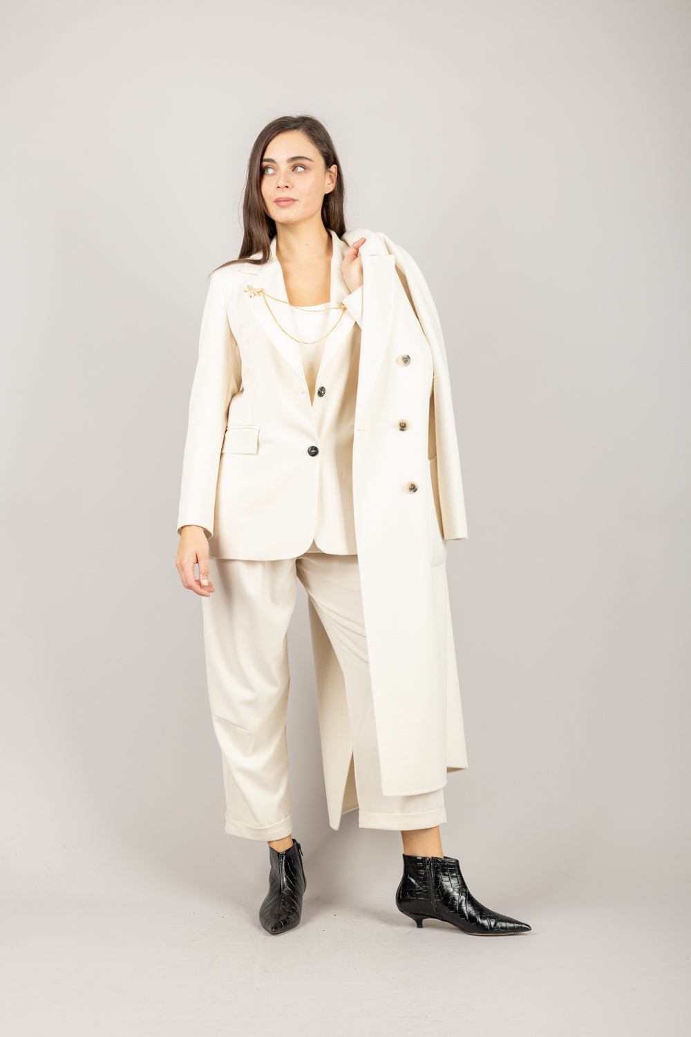 TENSIONE IN - 26B1132 - GIACCA DUE BOTTONI CON CATENINA E SPILLA