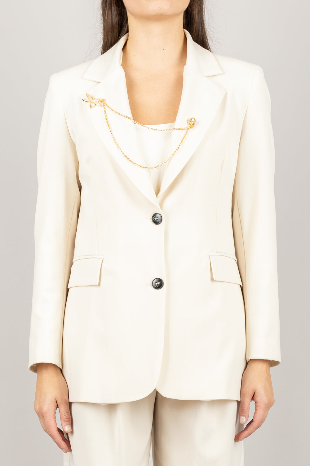 TENSIONE IN - 26B1132 - GIACCA DUE BOTTONI CON CATENINA E SPILLA