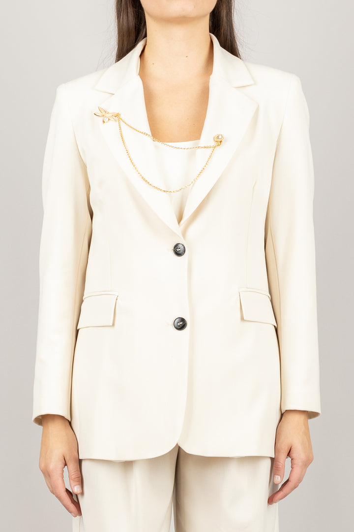 TENSIONE IN - 26B1132 - GIACCA DUE BOTTONI CON CATENINA E SPILLA