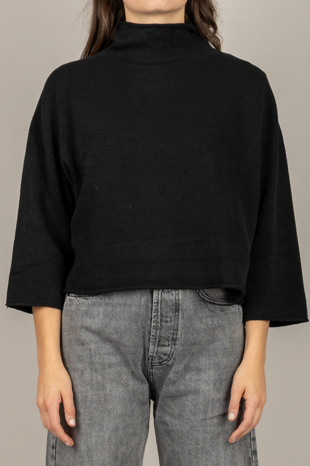 TENSIONE IN - IT1176AI25 - MAGLIA CROP COLLO ALTO CON MANICA 3/4