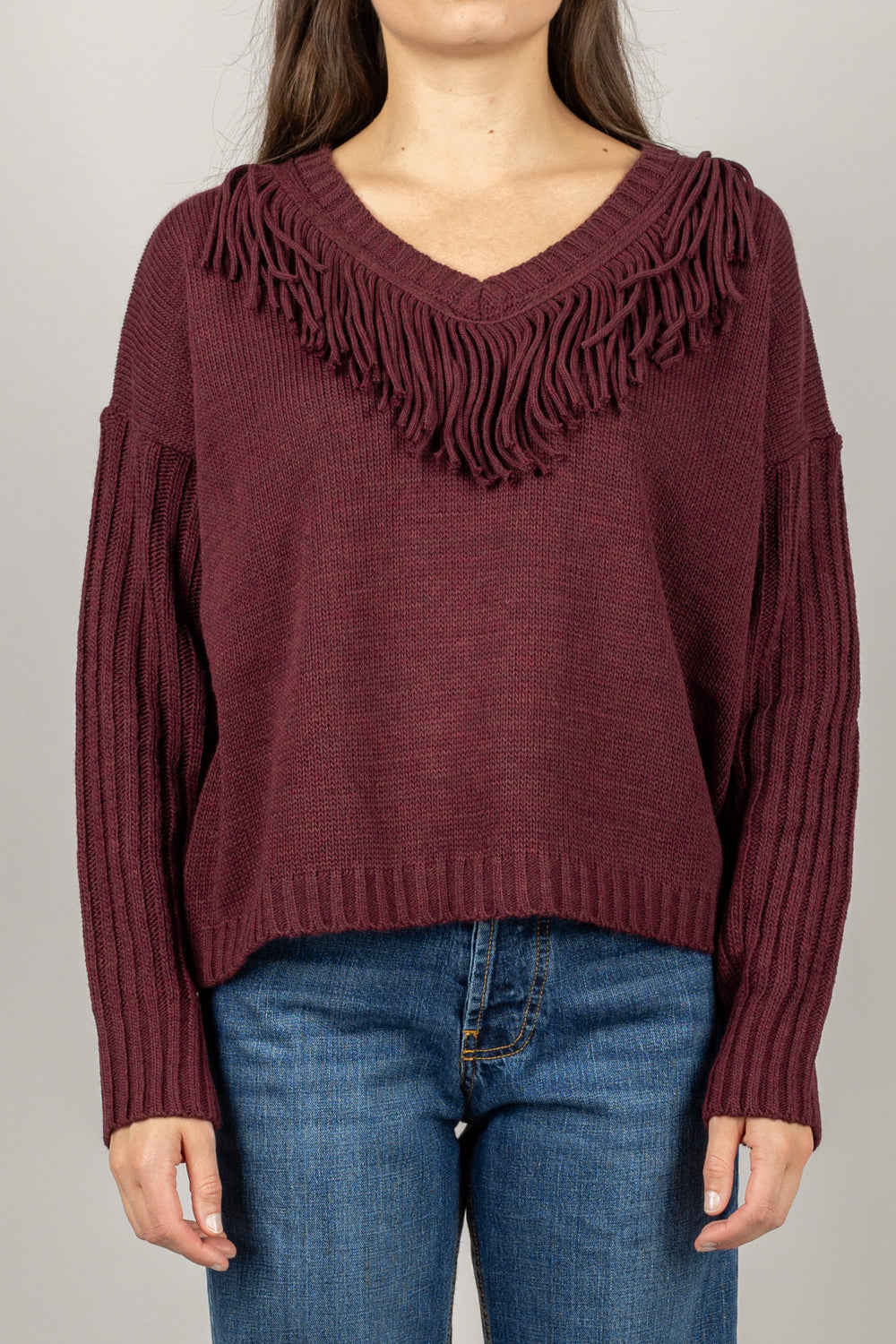 VICOLO - 77225F - MAGLIA SCOLLO A V CON FRANGE