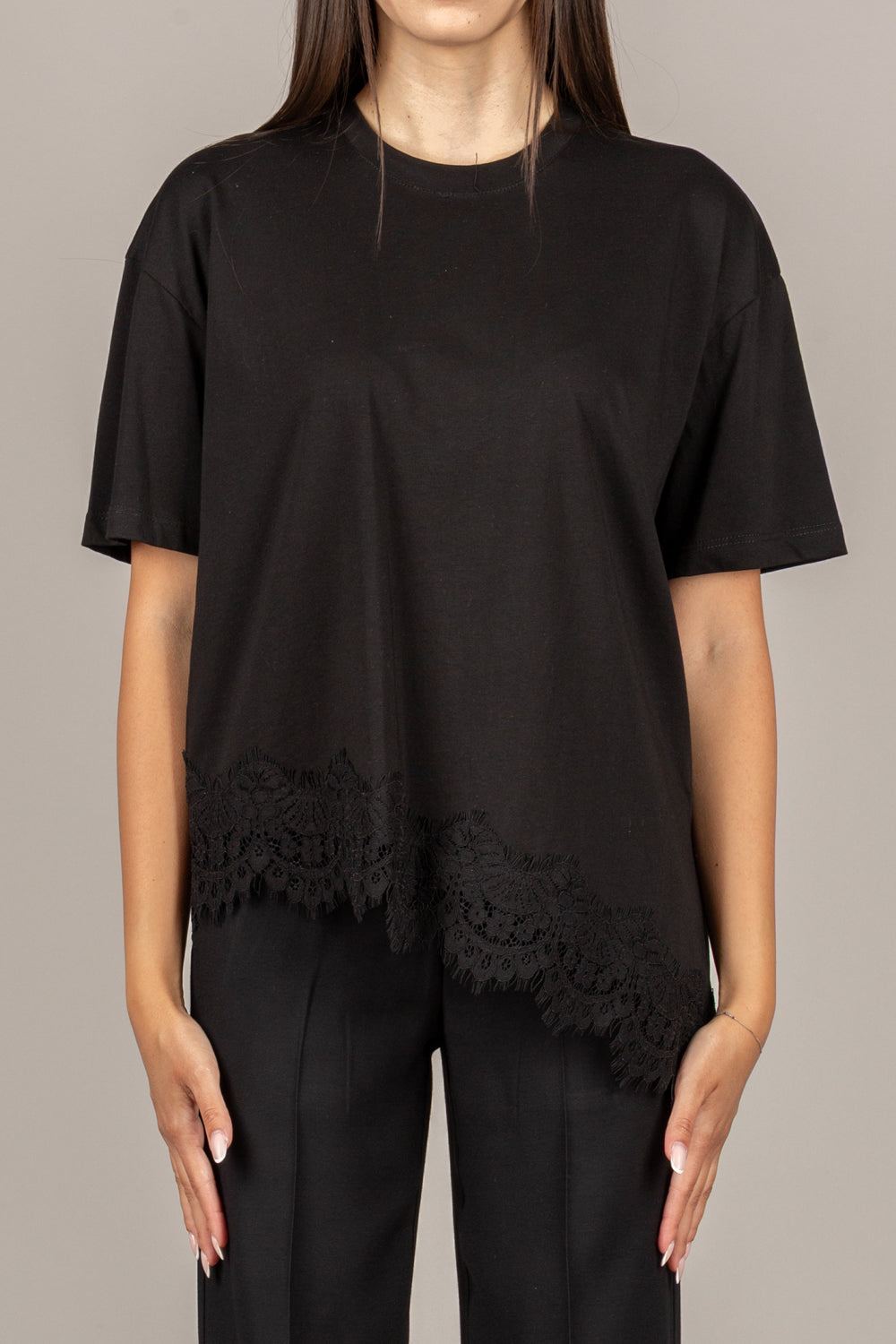 VICOLO - RAB0598 - T-SHIRT ASIMMETRICA CON PIZZO NERO