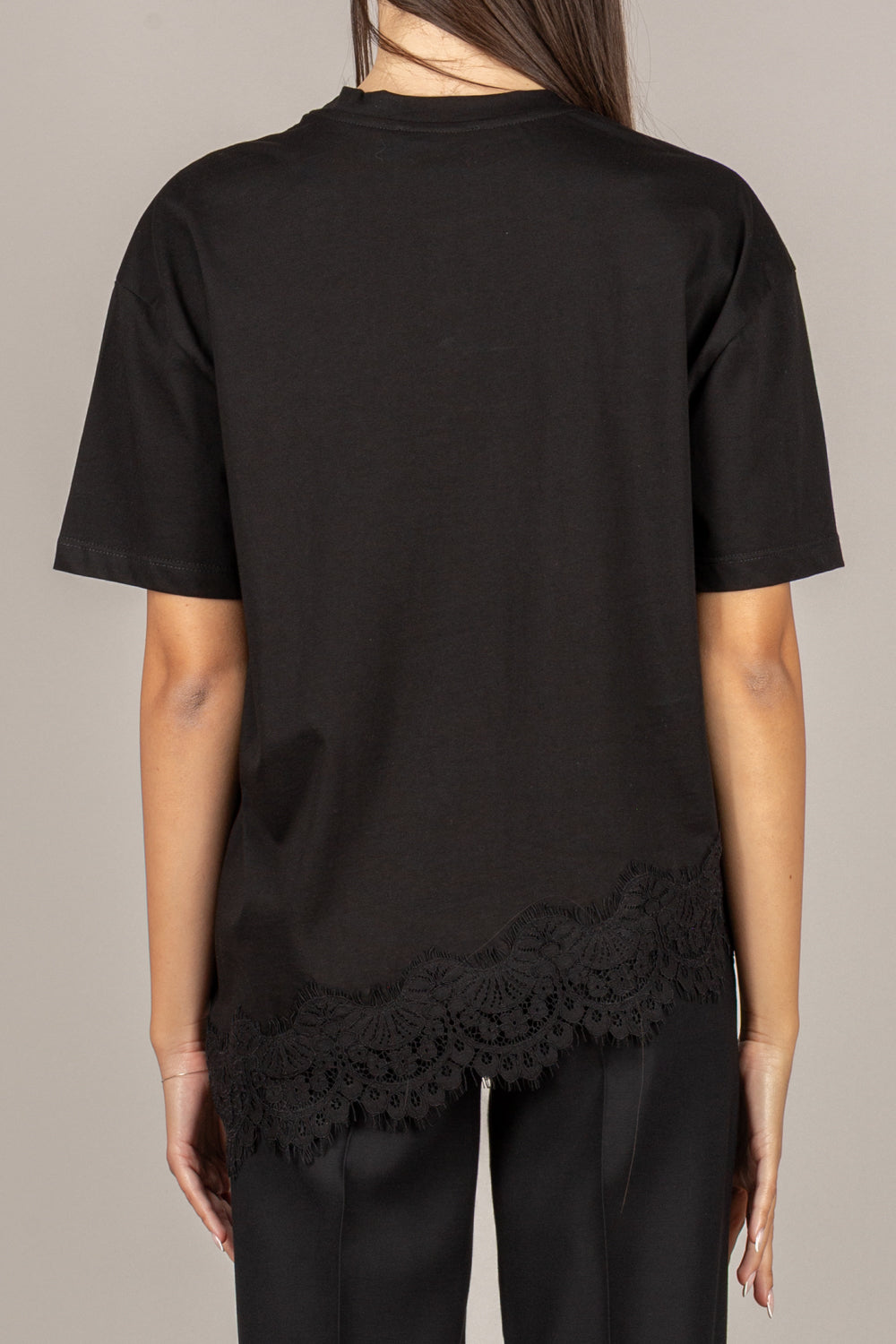 VICOLO - RAB0598 - T-SHIRT ASIMMETRICA CON PIZZO NERO