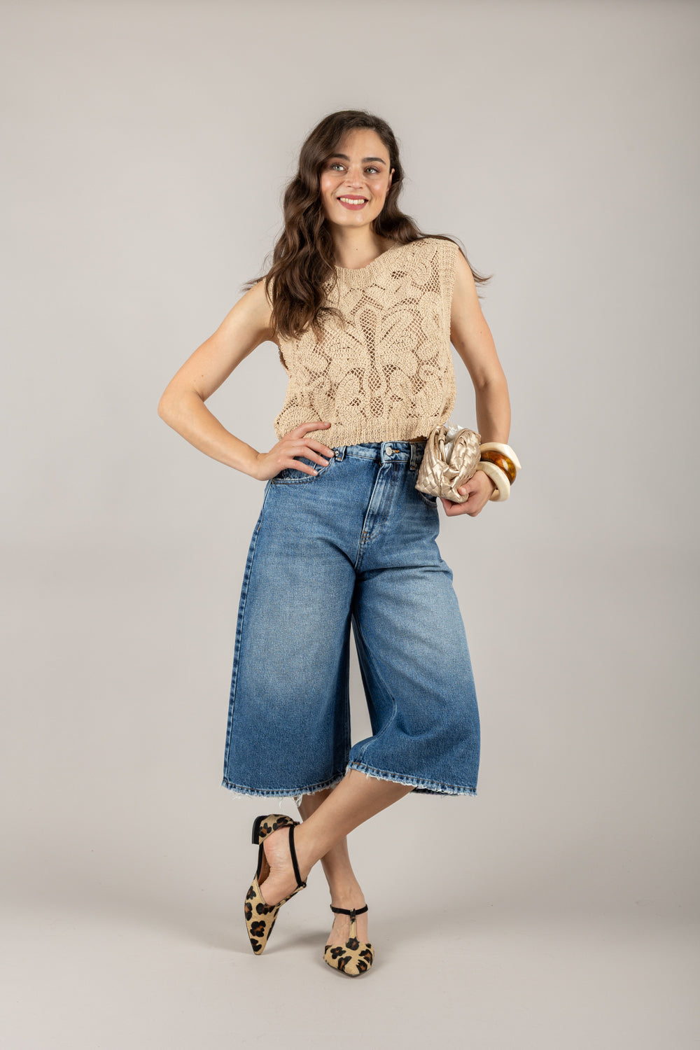 VICOLO - 77035D - MAGLIA CROP SMANICATA RICAMATA