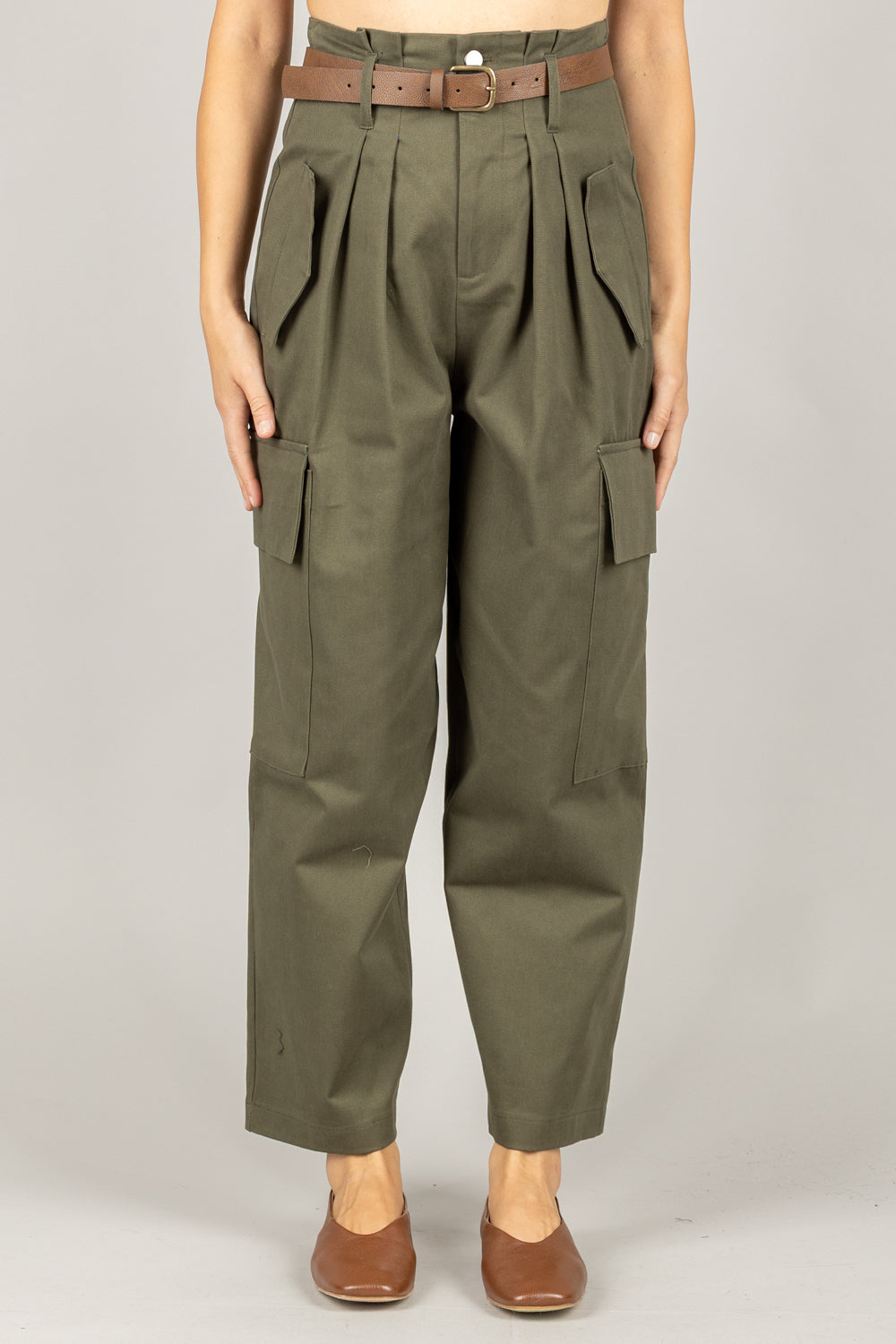 VICOLO - TF0842 - PANTALONE CARGO CON PINCES CON CINTA