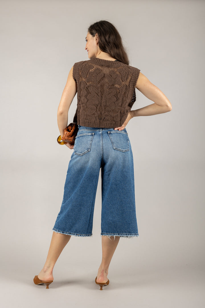 VICOLO - 77035D - MAGLIA CROP SMANICATA RICAMATA