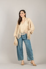 TENSIONE IN - S26C533 - CAMICIA SCOLLO A V CON DETTAGLI IN PIZZO SABBIA