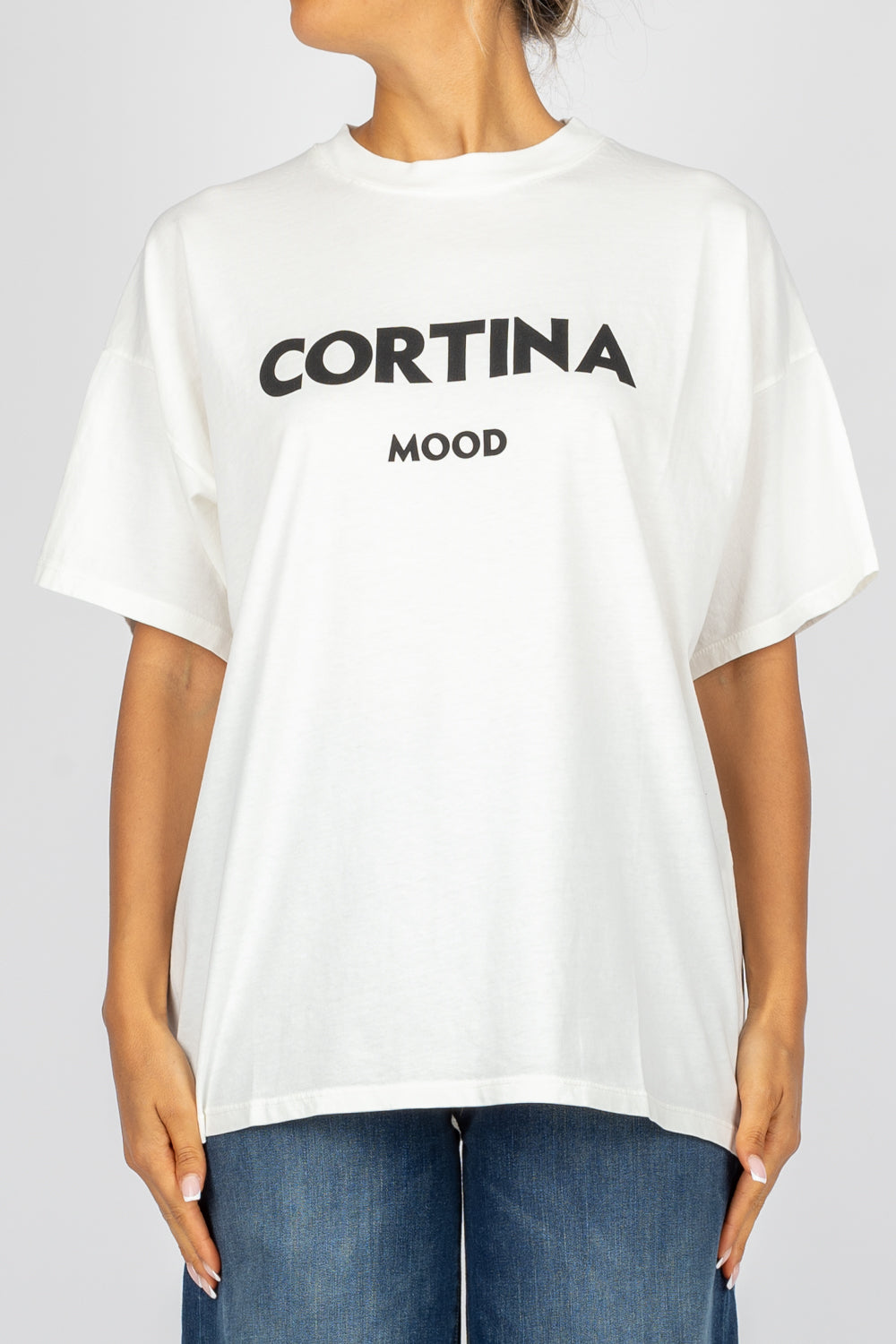 VICOLO - RS0070- T-SHIRT OVER SCRITTA CORTINA MOOD