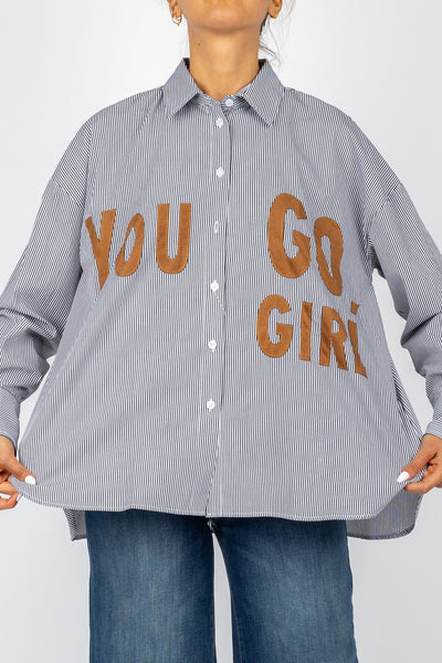 VICOLO - RS0190 - CAMICIA A RIGHE CON SCRITTE RILIEVO YOU GO GIRL