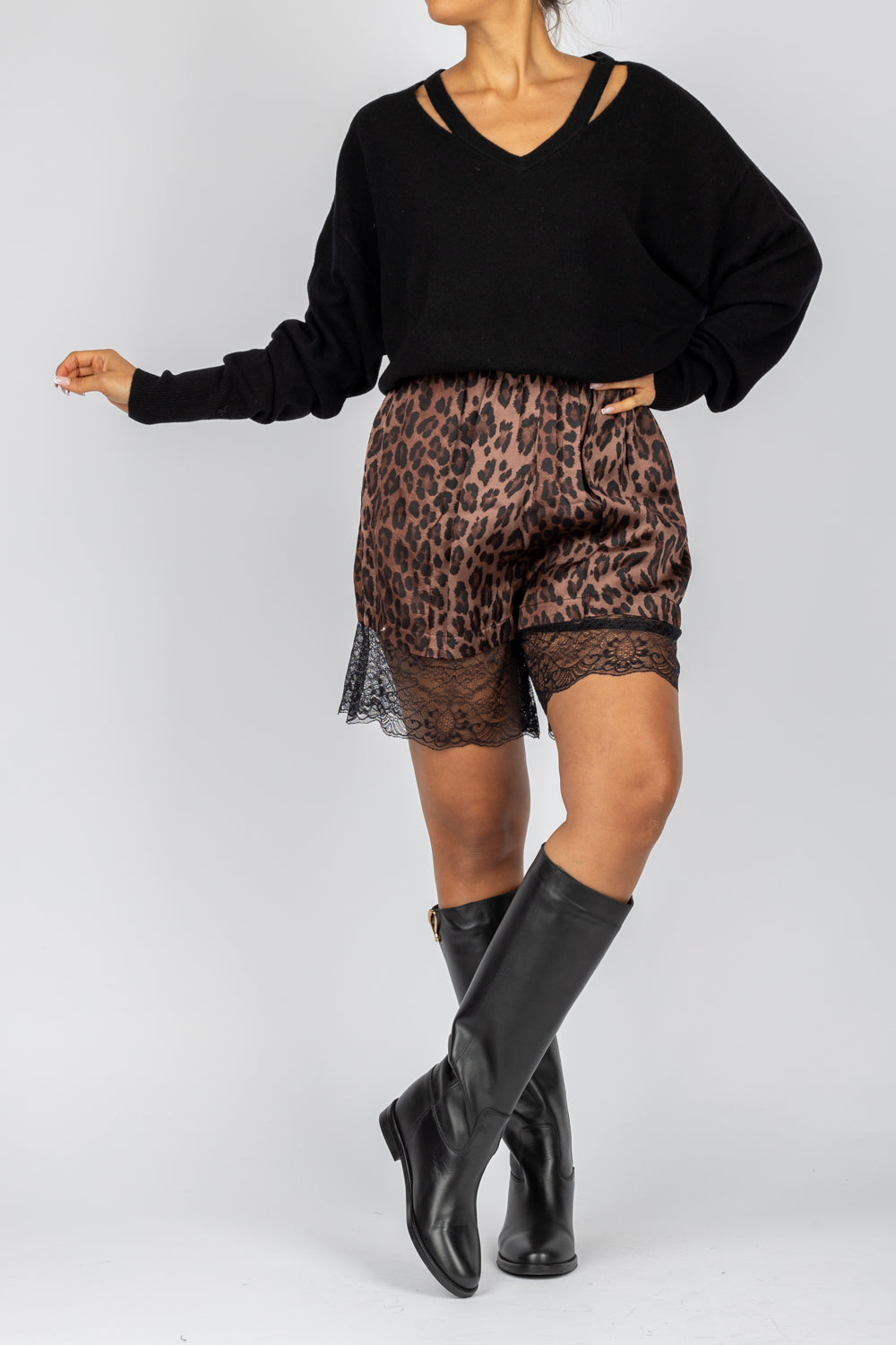 VICOLO - TS0960 - SHORTS ANIMALIER CON PIZZO